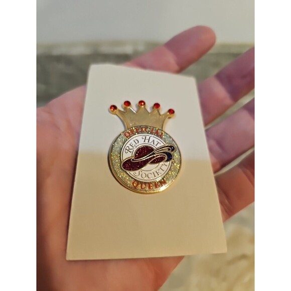 2008 Official Red Hat Society Queen Goldtone & Enamel Pin - Picture 2 of 6